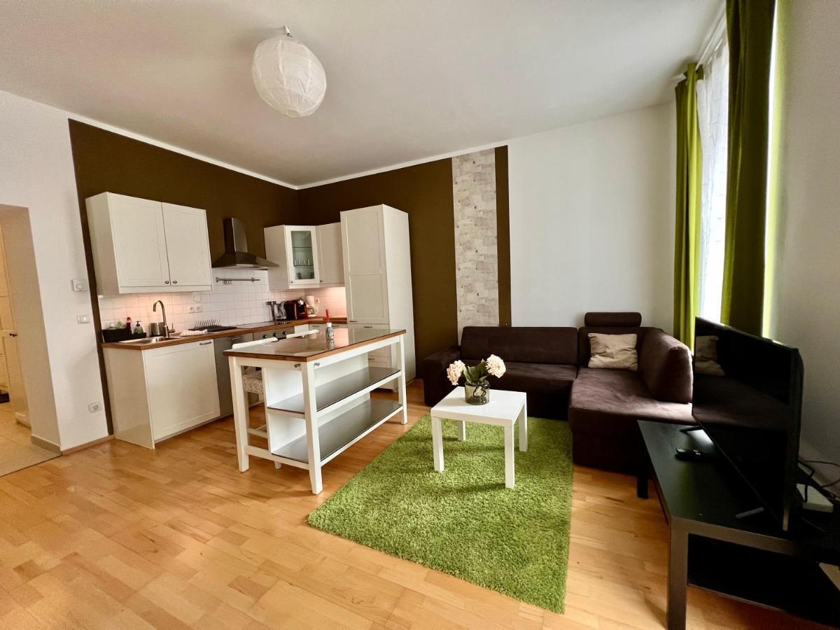 וינה Cozy 2-Room Apartment מראה חיצוני תמונה