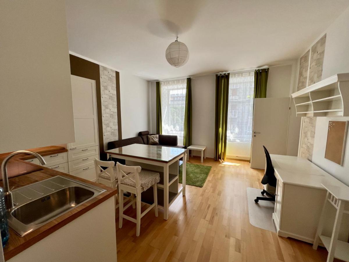 וינה Cozy 2-Room Apartment מראה חיצוני תמונה